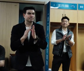 九游手机版-宁波收官战更衣室！主帅满意战绩，刘家成赞骨气，刘晓宇戴上皇冠|常规赛|北控|比赛|季后赛_新浪体育_新浪新闻