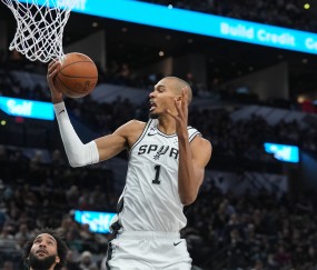 九游客户端-最后时刻铁血补扣！文班三分7投全失&amp;下半场10连铁 仅14分10板0帽