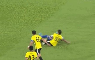 ios版下载-亚冠吃到红牌被开除？广州队重罚球员关浩津